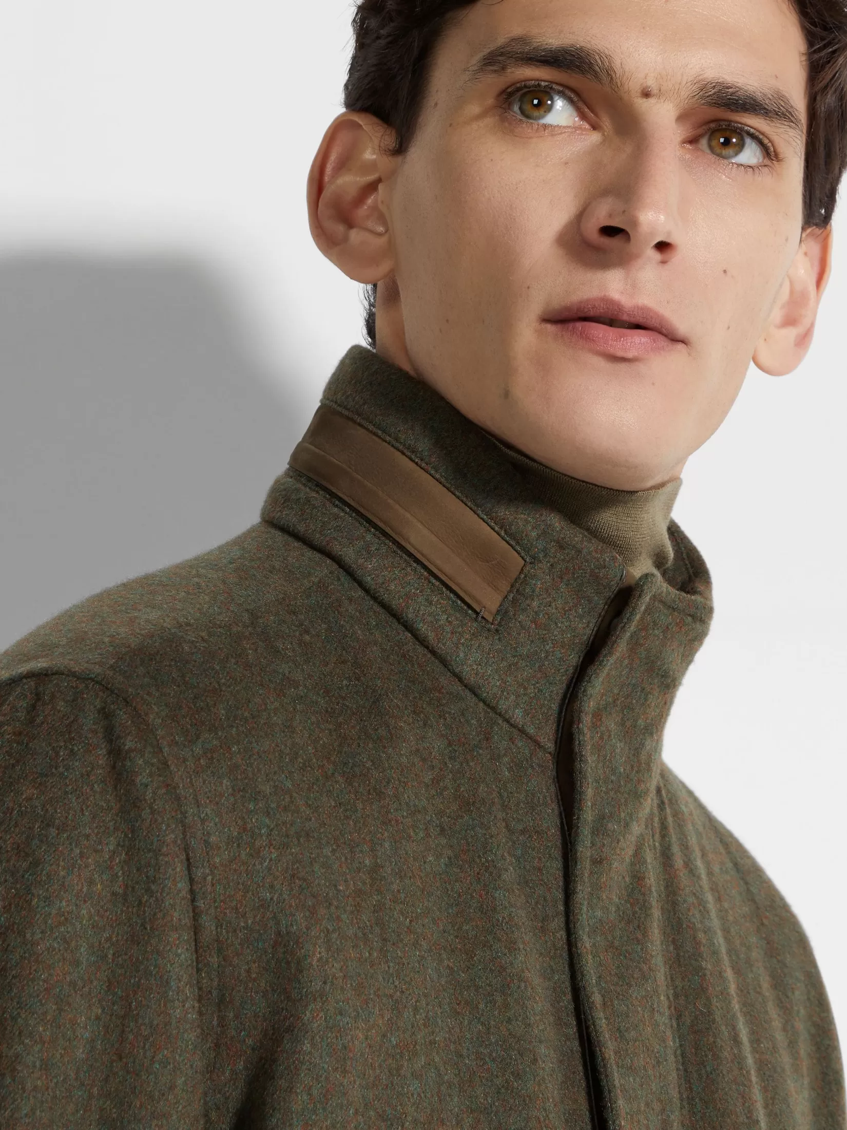 abrigo_de_tres_cuartos_en_oasi_cashmere_elements_2.webp Online ZEGNA Abrigo de Tres Cuartos en Oasi Cashmere Elements Verdemilitarjaspeado
