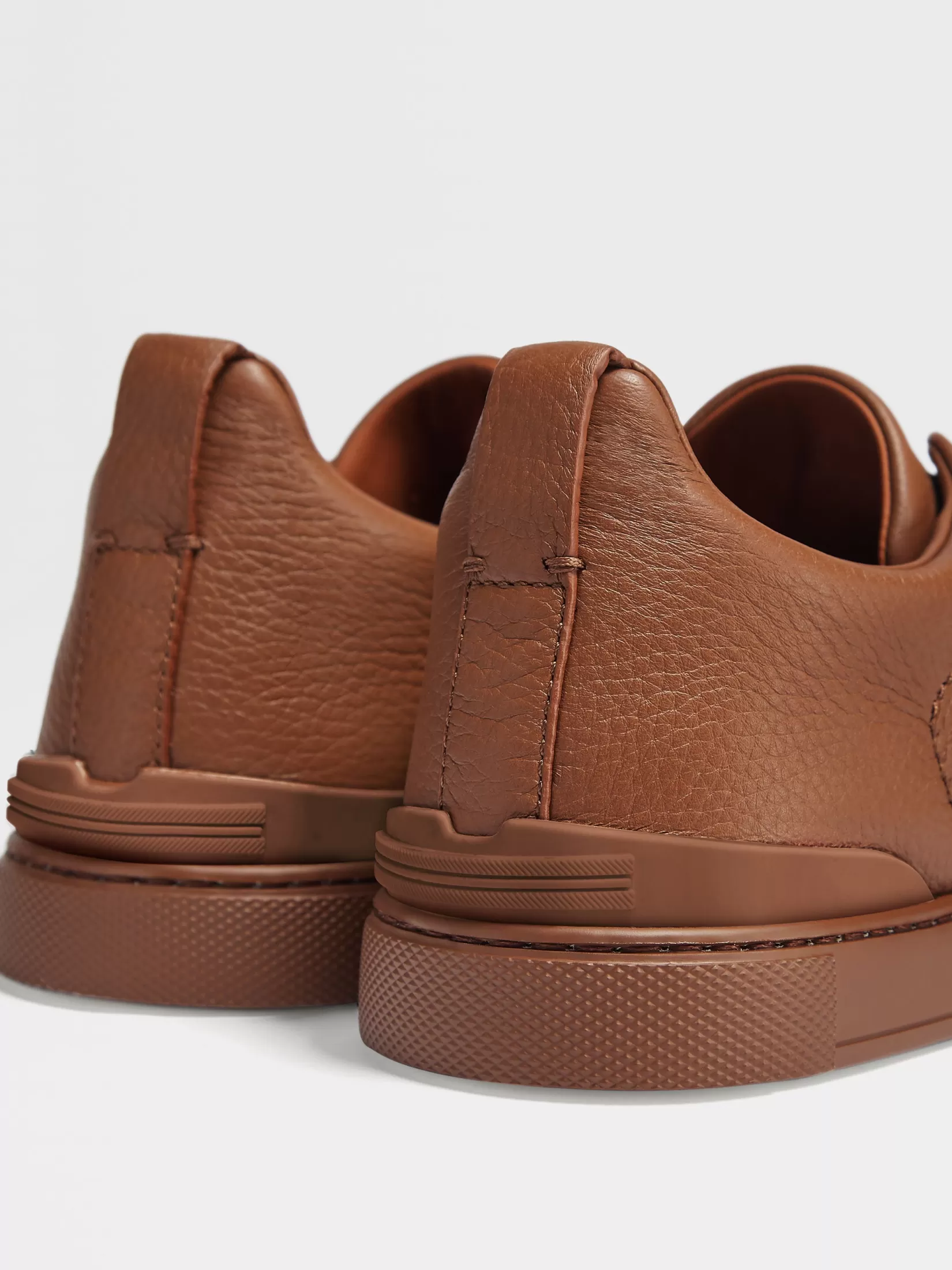 zapatillas_triple_stitch_en_piel_de_ciervo_color_foliage_oscuro_2.webp Cheap ZEGNA Zapatillas Triple Stitch™ en Piel de Ciervo Color Foliage Oscuro Foliageoscuro