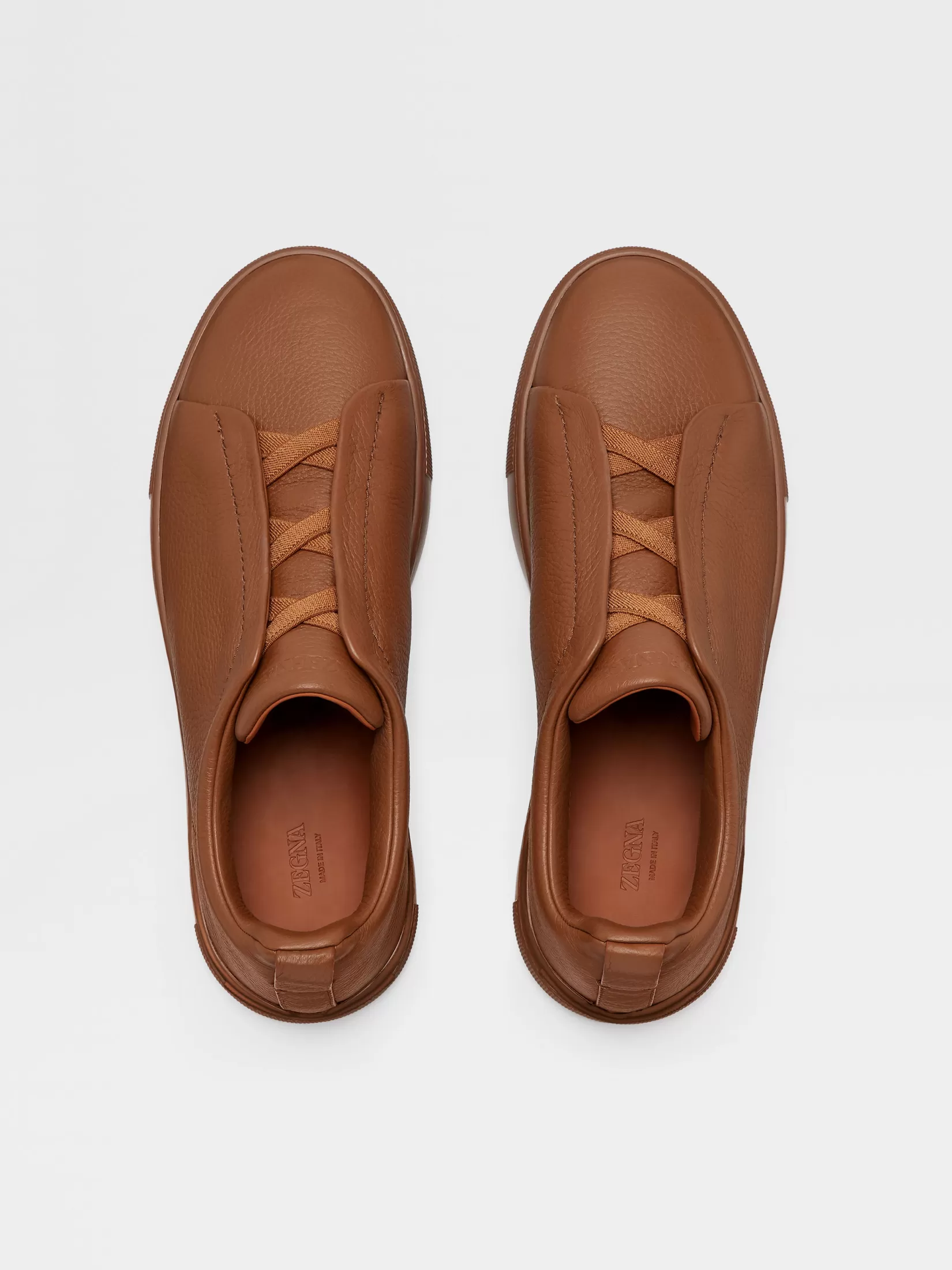 zapatillas_triple_stitch_en_piel_de_ciervo_color_foliage_oscuro_3.webp Cheap ZEGNA Zapatillas Triple Stitch™ en Piel de Ciervo Color Foliage Oscuro Foliageoscuro